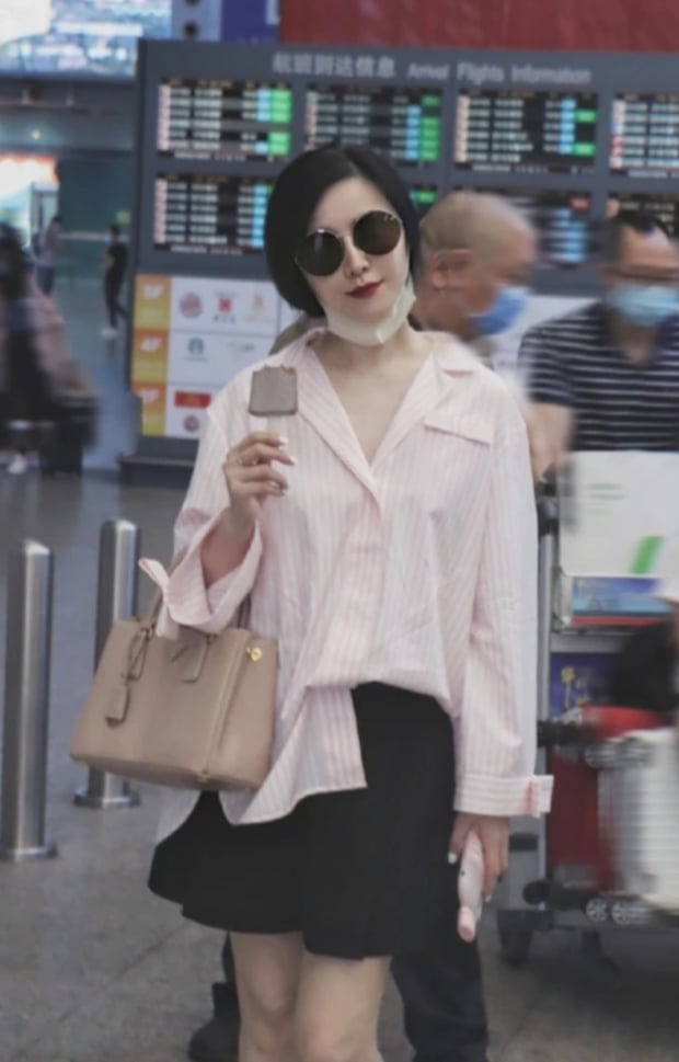Fan Bingbing កំពុងញ៉ាំការ៉េម