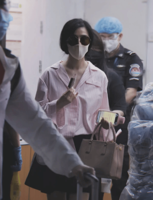 Fan Bingbing កំពុងញ៉ាំការ៉េម