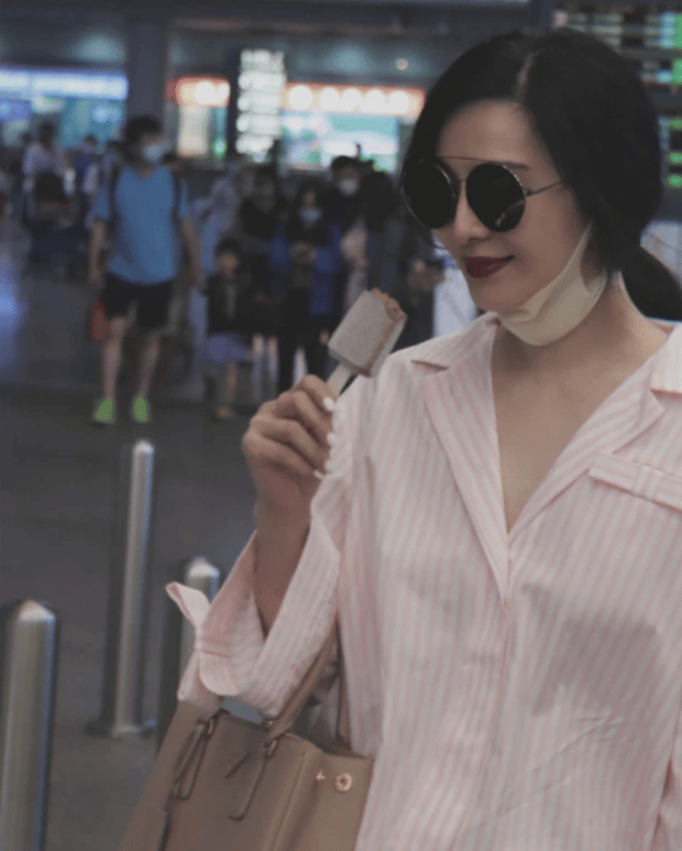 Fan Bingbing កំពុងញ៉ាំការ៉េម