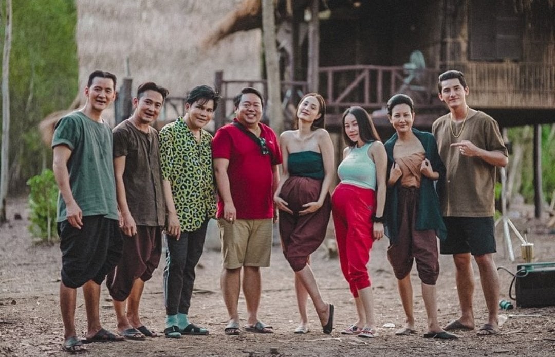ក្រុមការងារក្នុងរឿងដែល Kwan Usamanee កំពុងថត