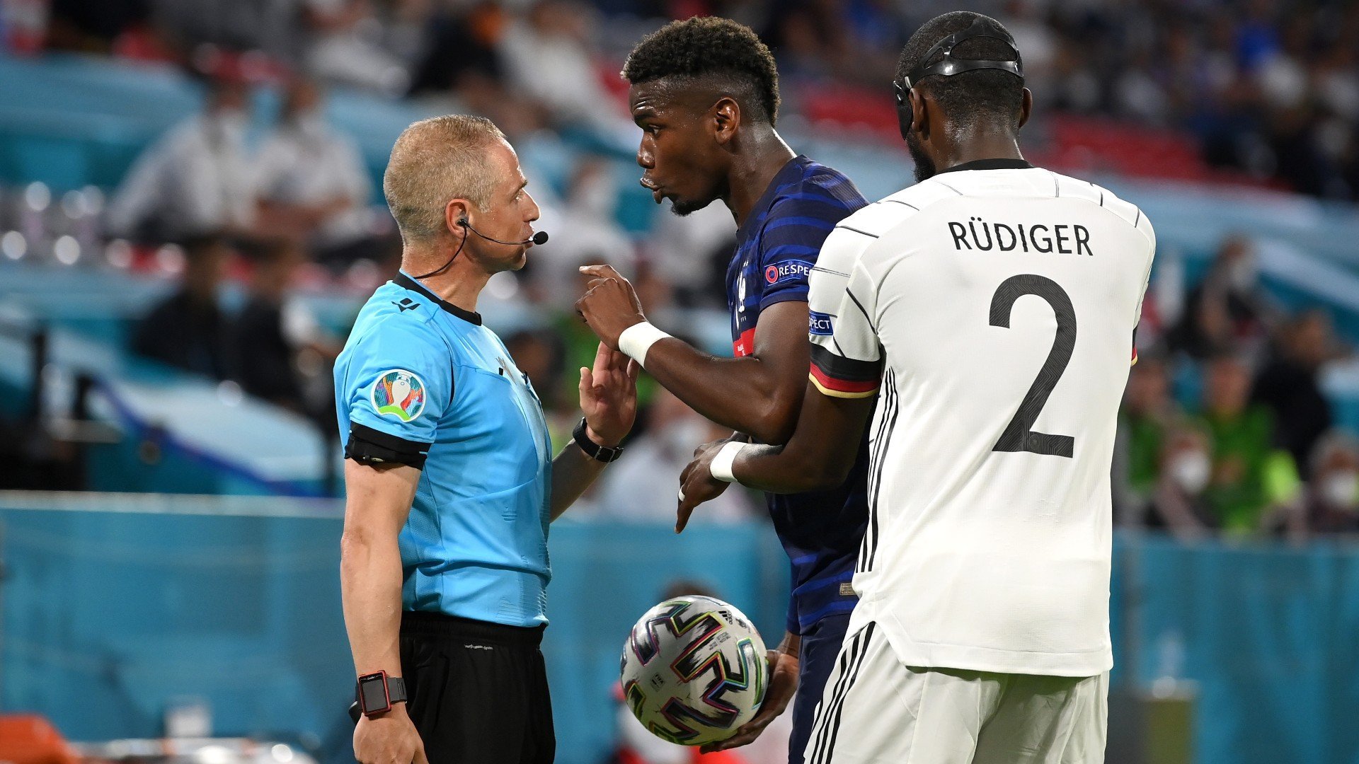 ខ្សែបម្រើ Paul Pogba តវ៉ាអាជ្ញាកណ្ដាល