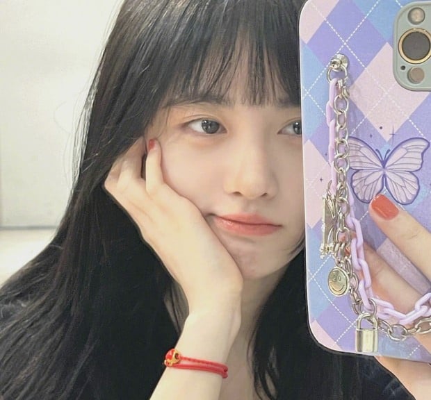 រូបភាព Ju Jingyi ជាមួយនឹងការតុបតែងមុខបែបស្រាលៗ