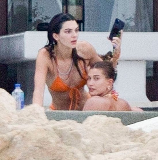Hailey Bieber និង Kendall Jenner