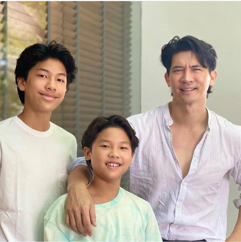 Ken Theeradeth និងកូនប្រុសទាំងពីរ
