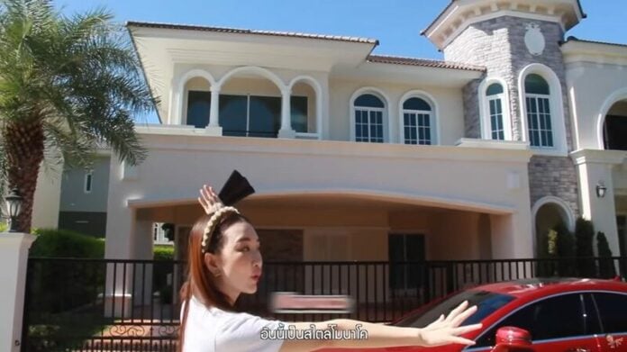Tu Piyawadee នៅមុខផ្ទះថ្មី