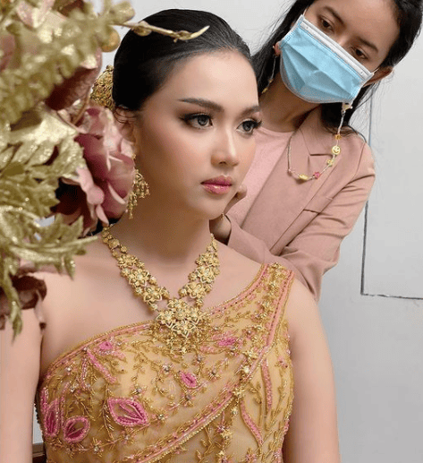 រូបថ្មី ស្រីនិច