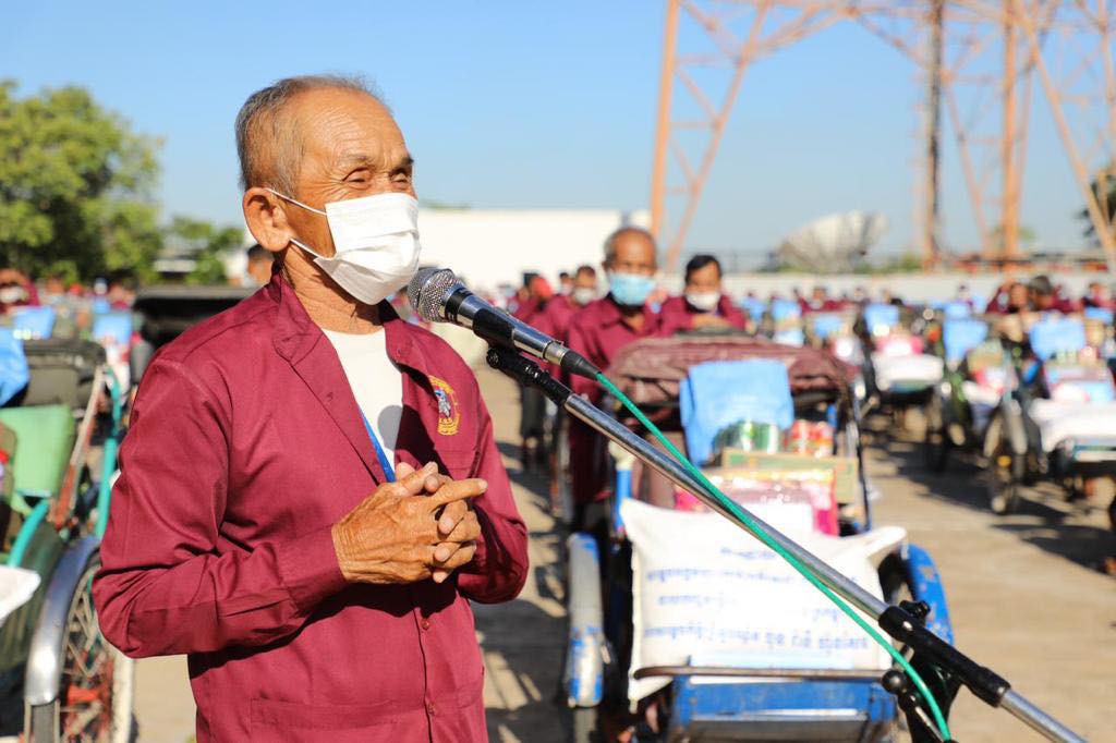 សកម្មភាពចុះចែកអំណោយរបស់សម្តេចទាំងទ្វេ