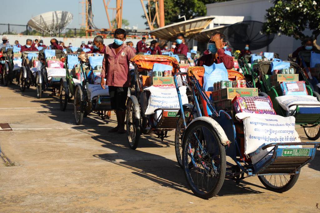 សកម្មភាពចុះចែកអំណោយរបស់សម្តេចទាំងទ្វេ