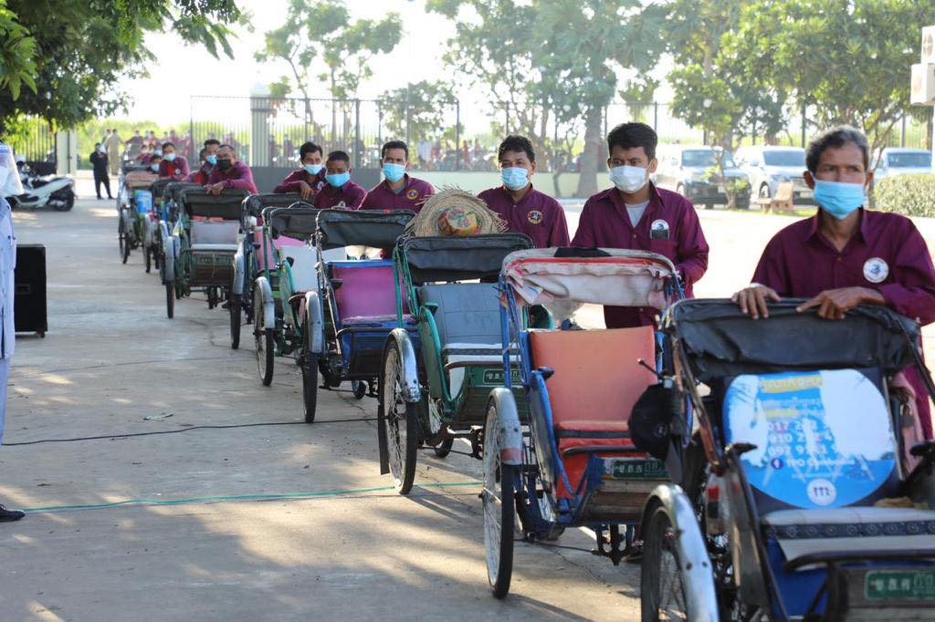 សកម្មភាពចុះចែកអំណោយរបស់សម្តេចទាំងទ្វេ