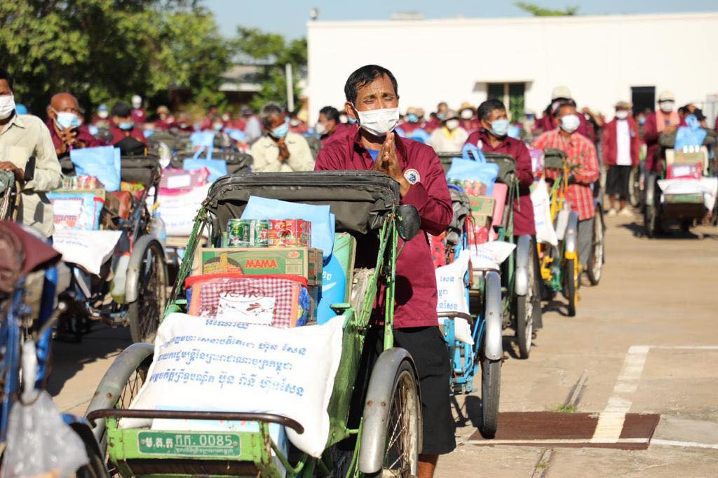 សកម្មភាពចុះចែកអំណោយរបស់សម្តេចទាំងទ្វេ