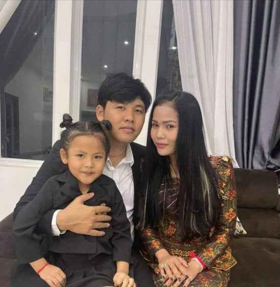 អ្នកឧកញ៉ា ឡេង ណាវ៉ាត្រា និងគ្រួសារ