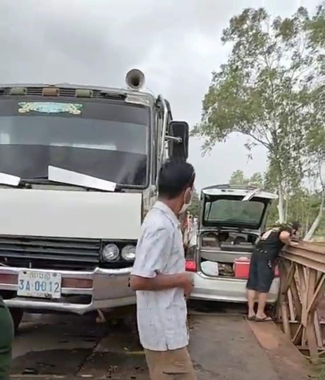 រថយន្តធំនិងតូចជាប់គៀប