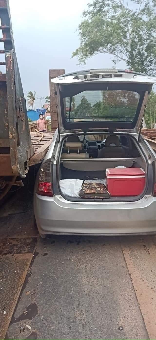 រថយន្តធំនិងតូចជាប់គៀប