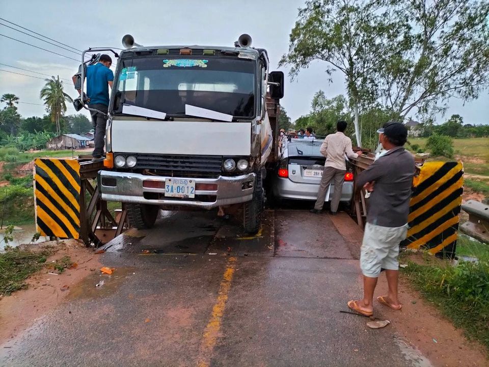 រថយន្តធំនិងតូចជាប់គៀប