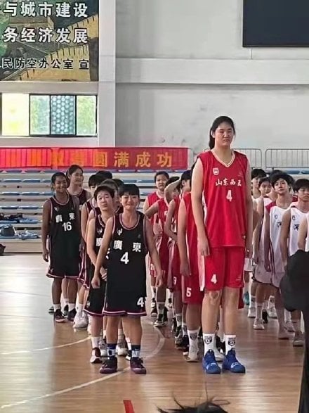 &nbsp;Zhang Ziyu&nbsp; និង មិត្តរួមក្រុម