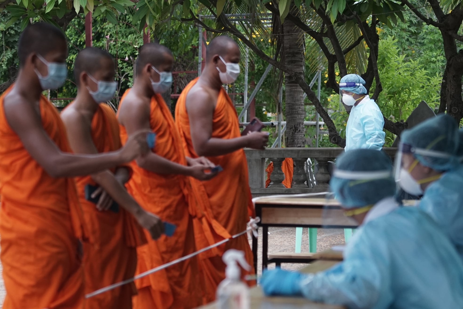 ក្រុមគ្រូទេព្យមកធ្វើសំណាកព្រះសង្ឃ និងអ្នកស្នាក់នៅវត្ត