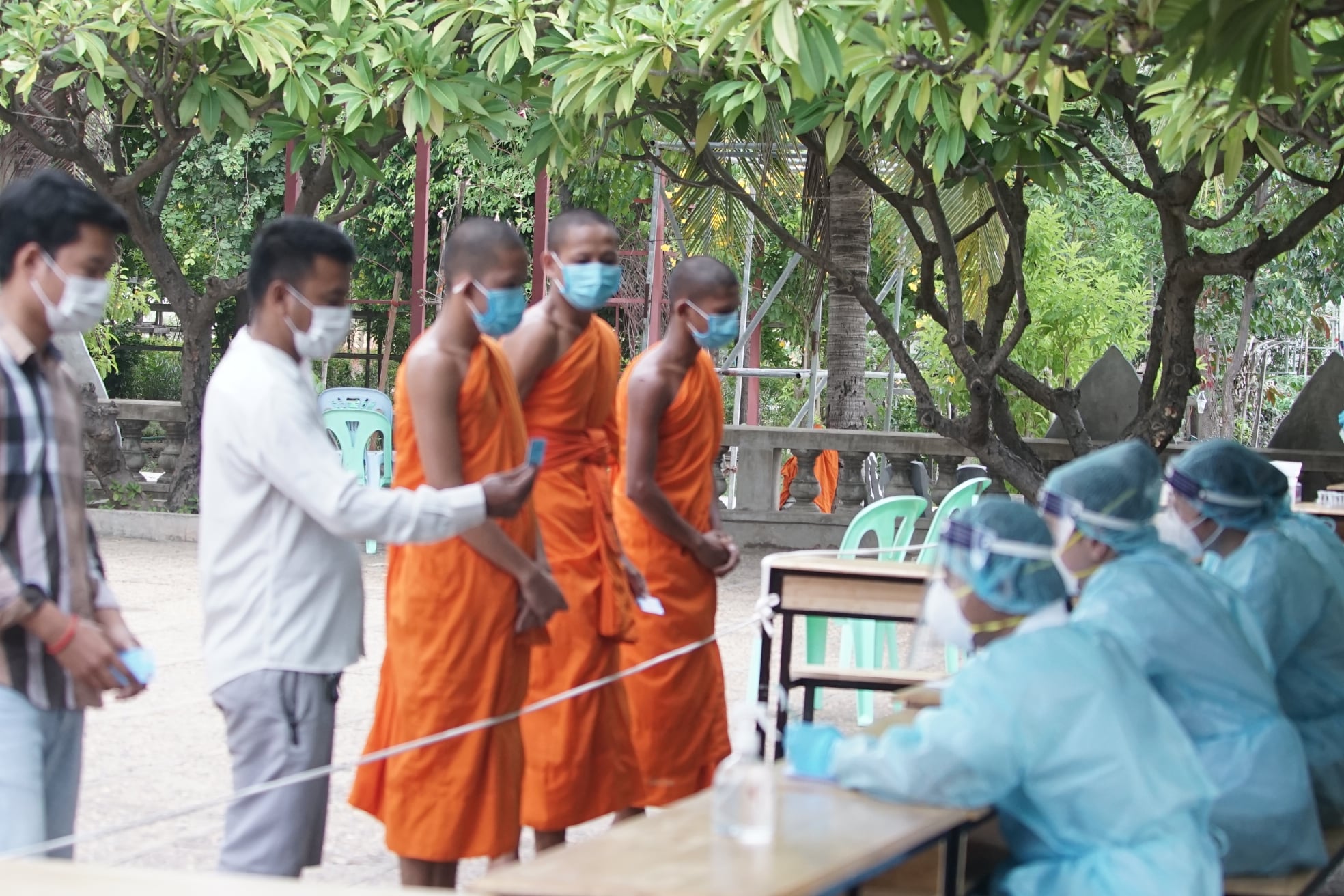 ក្រុមគ្រូទេព្យមកធ្វើសំណាកព្រះសង្ឃ និងអ្នកស្នាក់នៅវត្ត