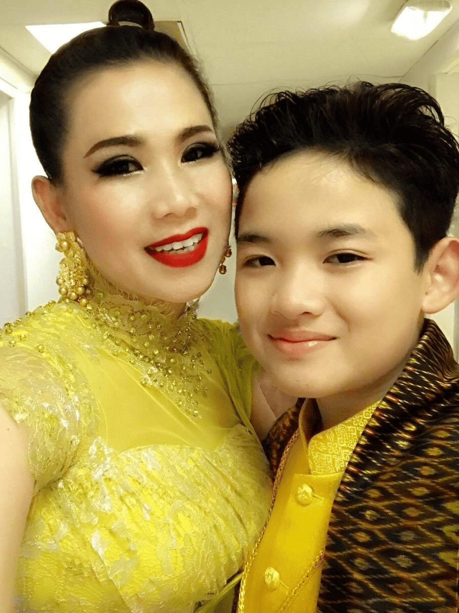 &nbsp; អ្នកនាង ម៉េង កែវពេជ្ជតា និងកូនៗ