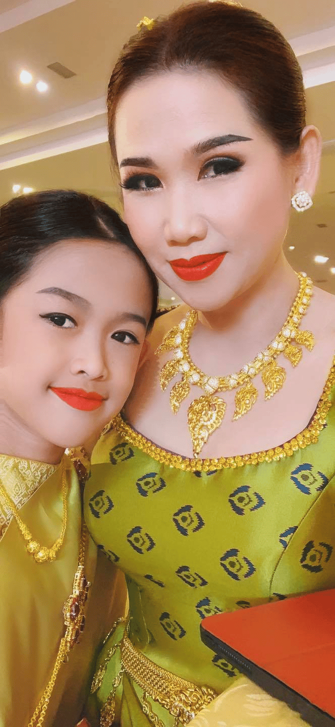 &nbsp; អ្នកនាង ម៉េង កែវពេជ្ជតា និងកូនៗ