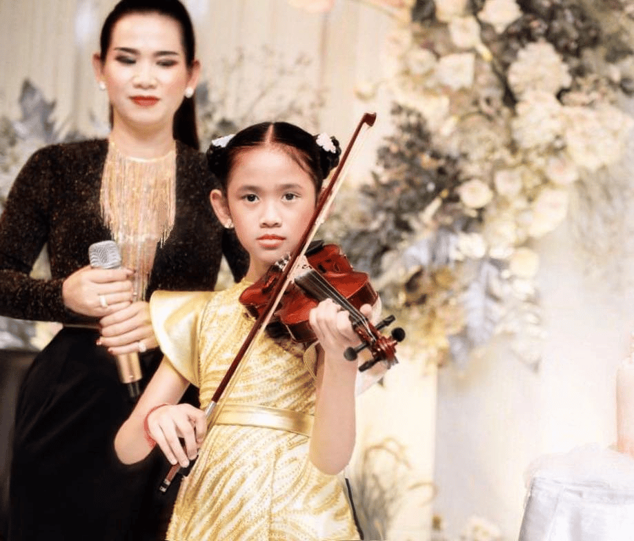 &nbsp; អ្នកនាង ម៉េង កែវពេជ្ជតា និងកូនៗ