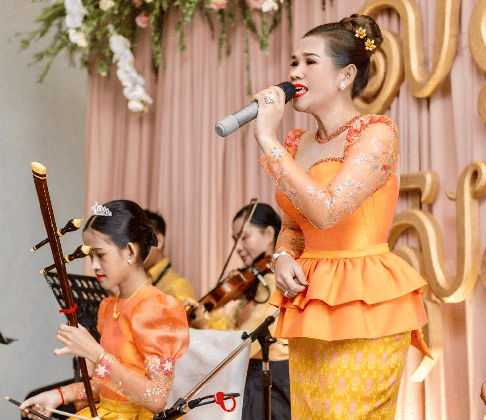 &nbsp; អ្នកនាង ម៉េង កែវពេជ្ជតា និងកូនៗ