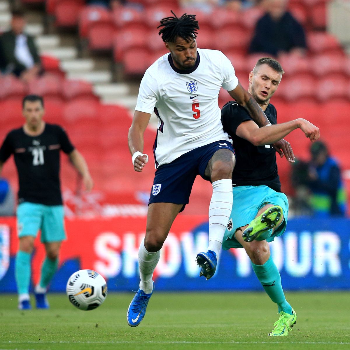 ខ្សែការពារ&nbsp;Tyrone Mings