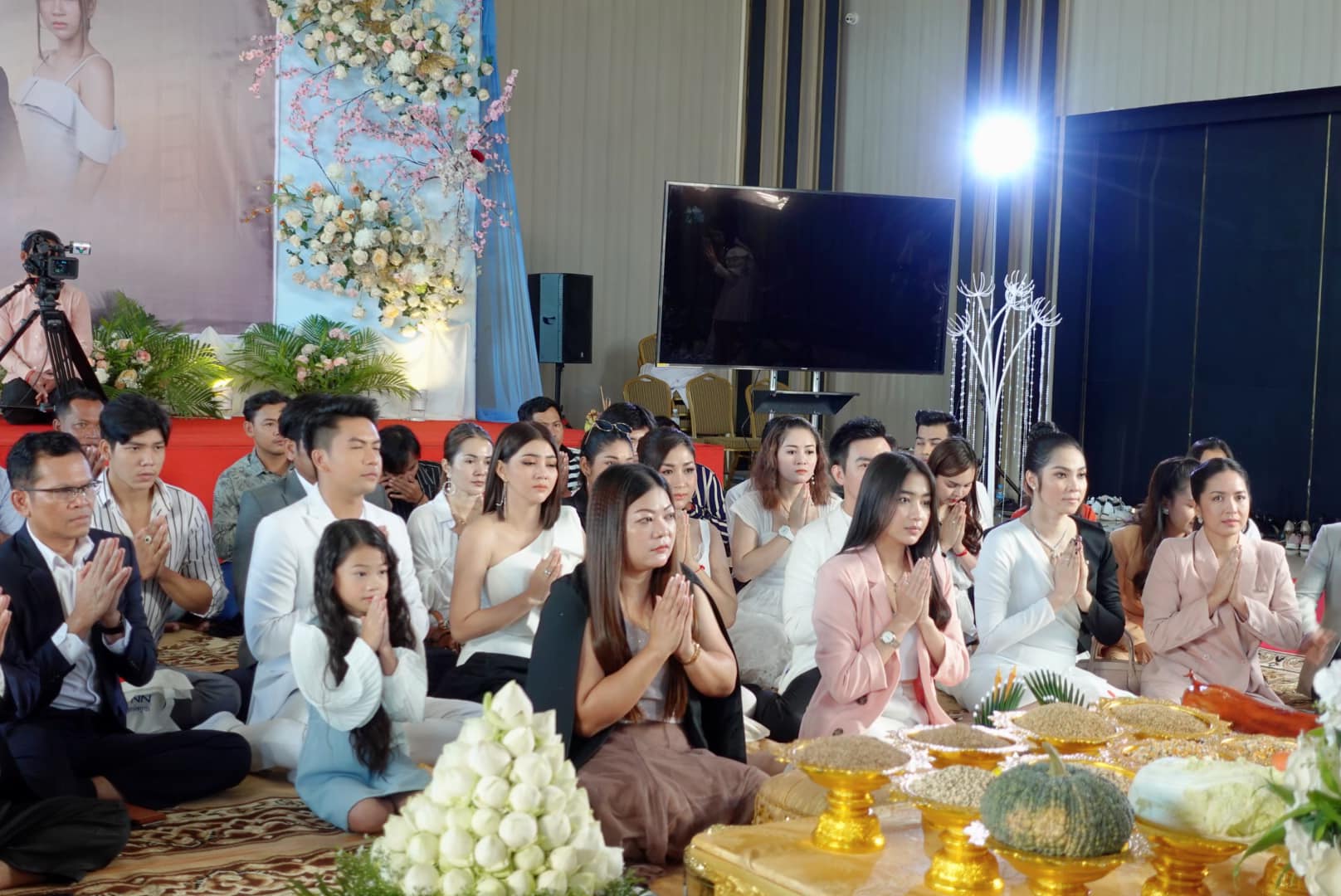 &nbsp; អ្នកនាង ព្រំ រដ្ឋា និងក្រុមការងារ