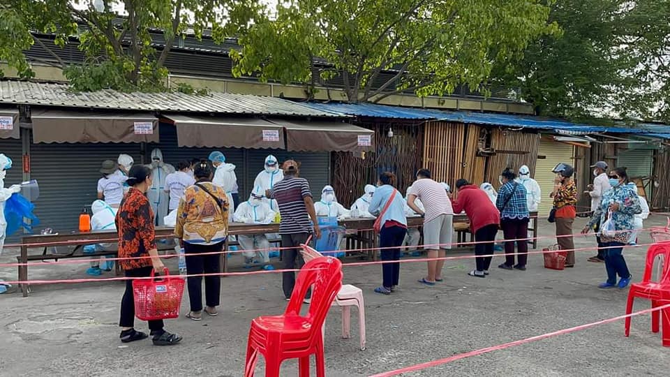 អាជីវករ និងអ្នកដែលរស់នៅក្បែរផ្សារដើមគ មកពិនិត្យសំណាង