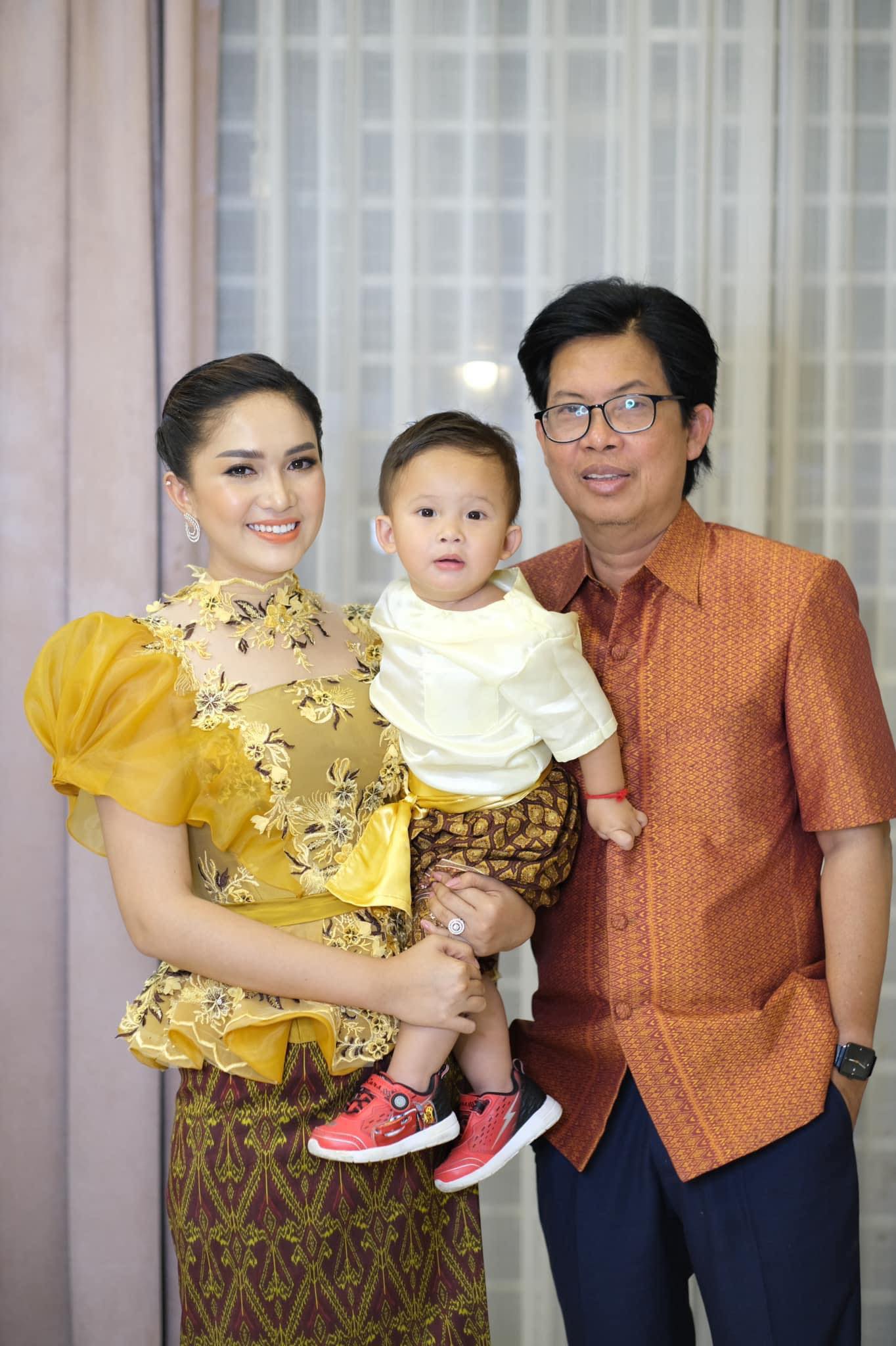 &nbsp;អ្នកនាង នៅ សូនីតា ជាមួយស្វាមី និងកូនប្រុស