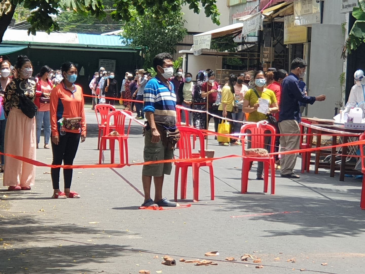ក្រុមគ្រូពេទ្យចុះយកសំណាក