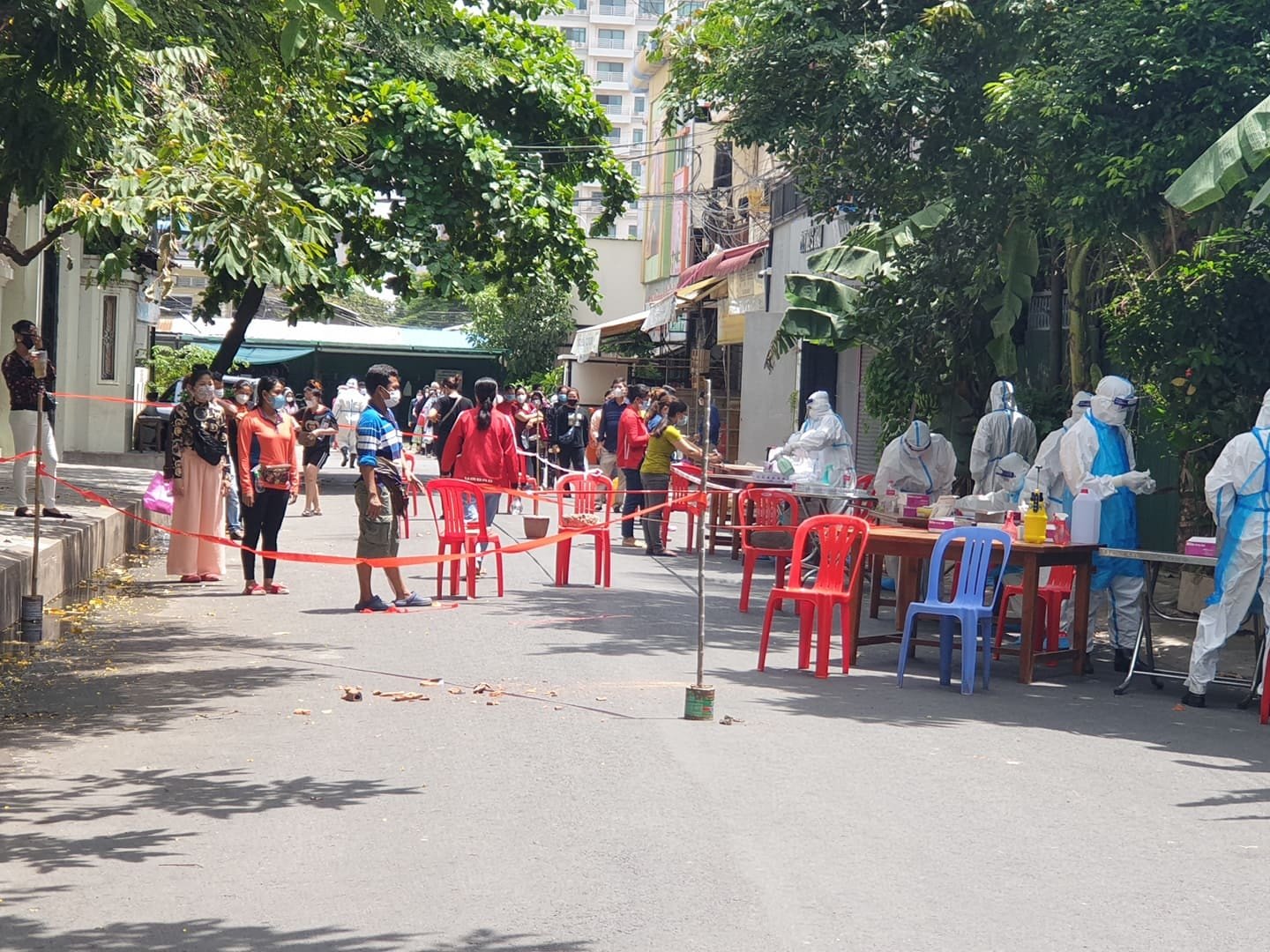 ក្រុមគ្រូពេទ្យចុះយកសំណាក
