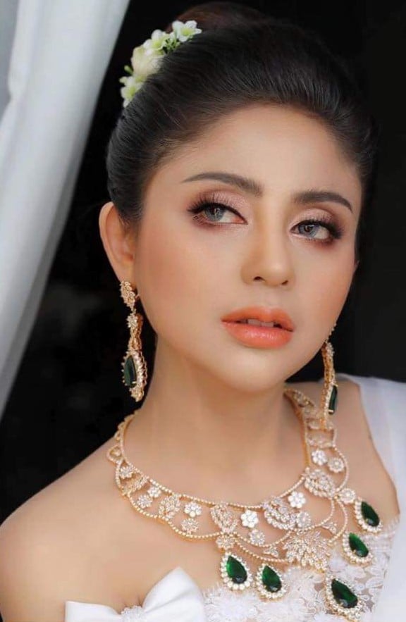 កញ្ញាអេណា រ៉ូស