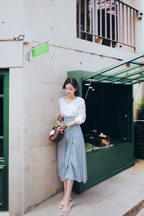 Vẫn là cách phối màu dịu mắt, việc sử dụng váy áo cắt may trên chất liệu chiffon lụa sẽ giúp phái đẹp nhẹ nhõm hơn khi xuống phố.