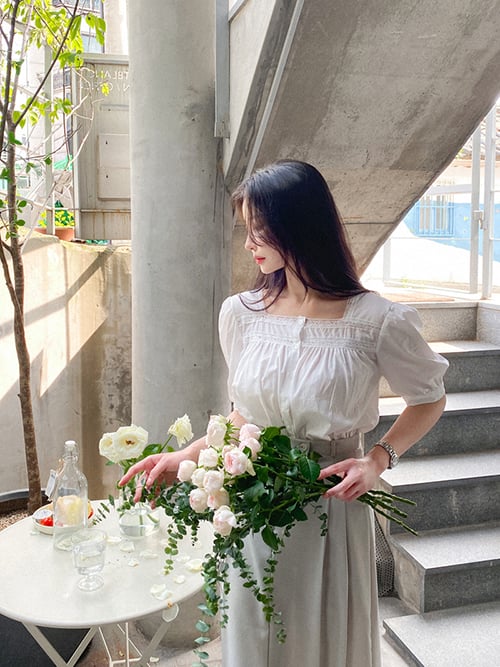 Áo tay bồng cổ điển tông trắng kem, trắng ngà thường được phối cùng chân váy màu trung tính để tạo nên bố cục ưa nhìn.