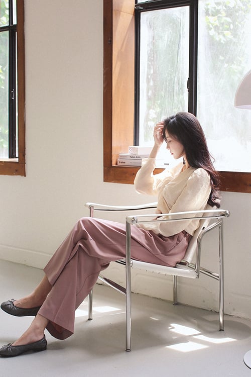 Nếu ngại việc mix váy cổ điện sẽ mang tiếng quá điệu đà khi đi làm thì các nàng có thể chọn cách mix áo blouse cùng quần âu.