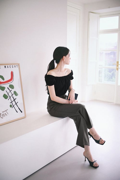 Quần ống đứng, àu đơn sắc dễ kết hợp cùng các kiểu áo blouse ngắn tay, trễ vai, áo vai bồng.