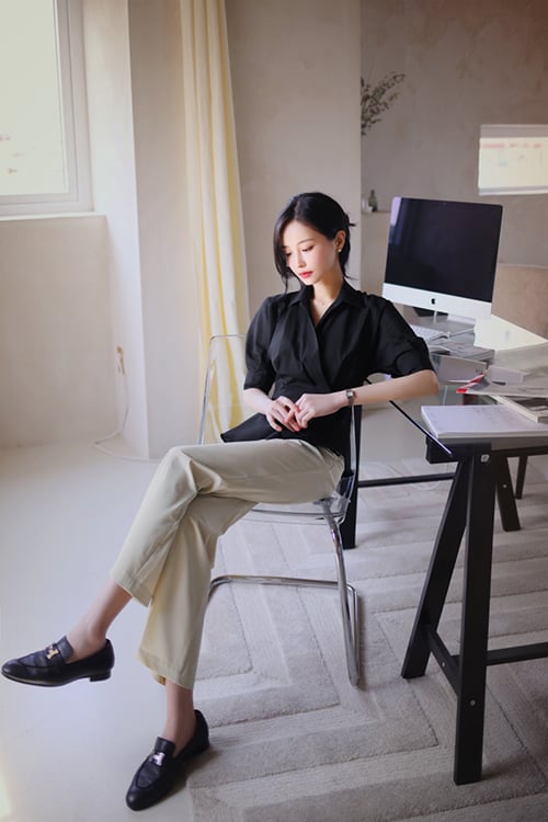 Áo đơn sắc, chiết eo nhẹ nhàng sử dụng cùng quần ống đứng sẽ giúp người mặc hack dáng hiệu quả nhưng vẫn thể hiện rõ nét chỉn chu.