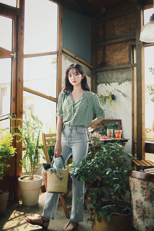 Áo blouse tay ngắn cùng jeans là cách phối đồ cho các bạn gái trẻ tuổi, thích mặc điệu nhưng vẫn muốn tôn nét trẻ trung.