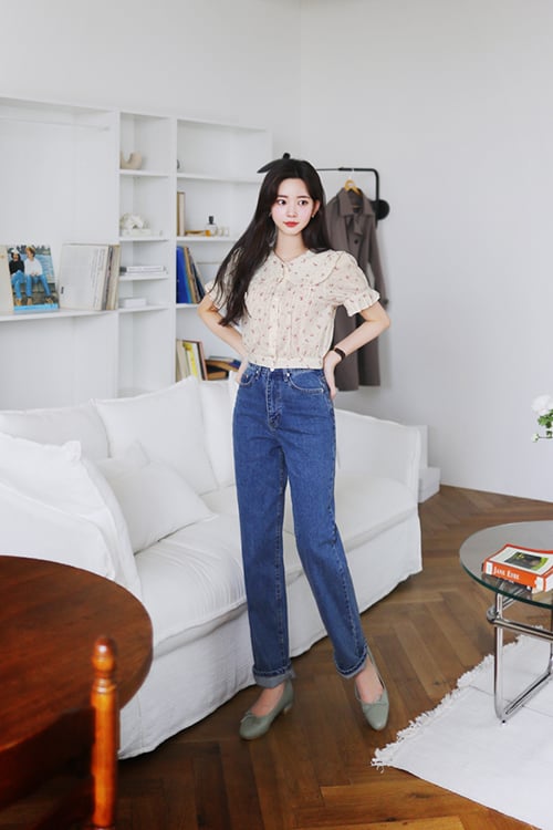 Khi kết hợp các dáng áo cổ điển cùng quần jeans, phái đẹp nên sử dụng áo tay ngắn, hoạ tiết sinh động với gam màu tươi sáng.