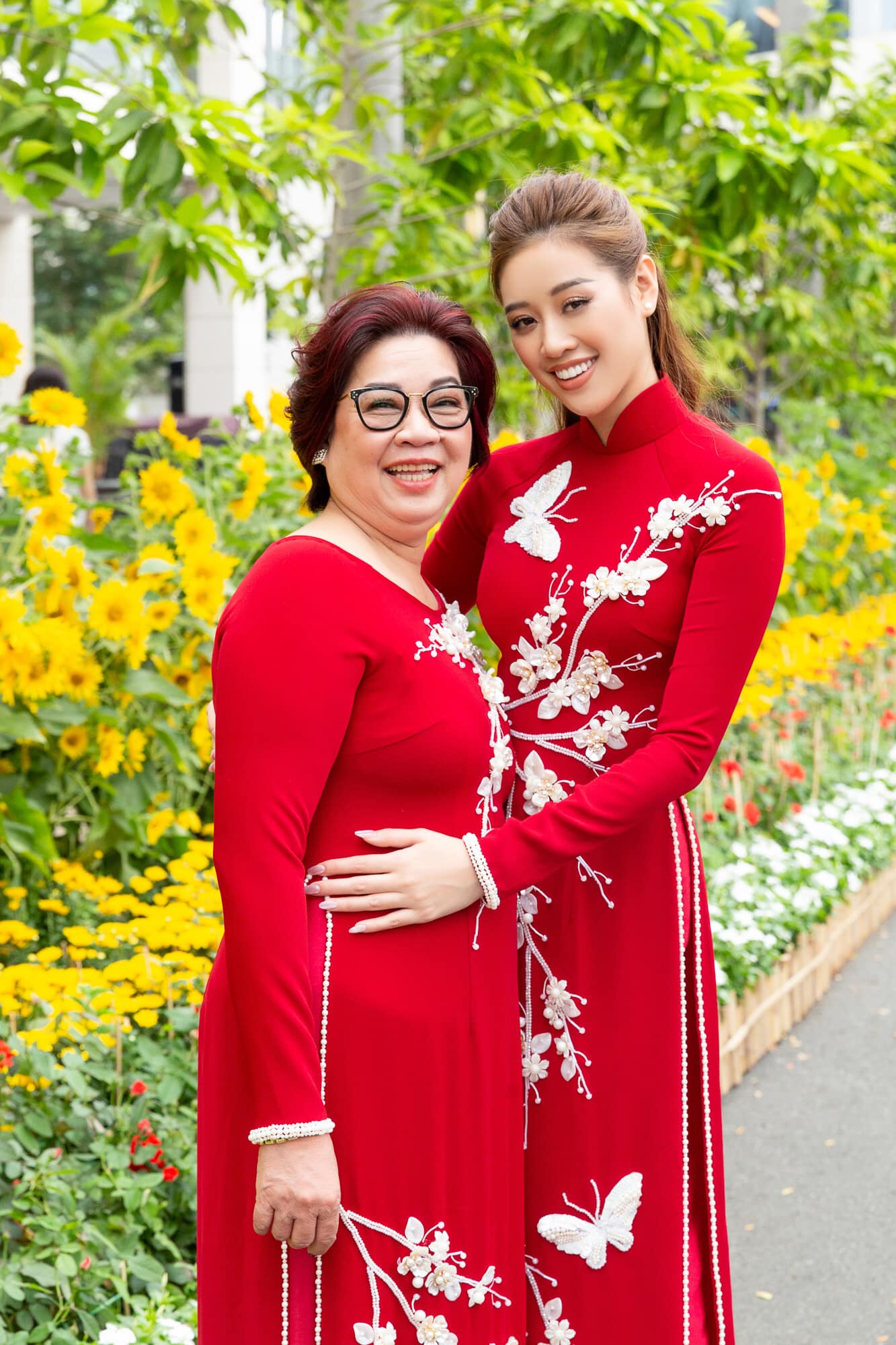 Khánh Vân kể trong nhà, mẹ thường bênh vực anh Hai nhiều hơn. Nhưng cô hiểu bà cũng rất thương mình, âm theo theo dõi và giúp đỡ. Mẹ hay hỏi tôi: Con có thương mẹ không?, nếu tôi trả lời là Dạ có là mẹ cười không nói nữa. Còn hôm nào tôi bảo Thôi mẹ hỏi hoài, là bà sẽ tiếp tục hỏi đến khi nào tôi chịu nói mới thôi, hoa hậu từng chia sẻ.