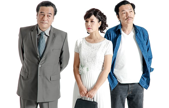 NSND Trung Anh vào vai ông Huấn, bề ngoài làm lái xe cho gia đình ông Tôn (NSND Mạnh Cường) nhưng thực chất là tình nhân của bà chủ do NSƯT Chiều Xuân đóng trong phim Mặt nạ hạnh phúc đang chiếu trên SCTV16-FIM360.
