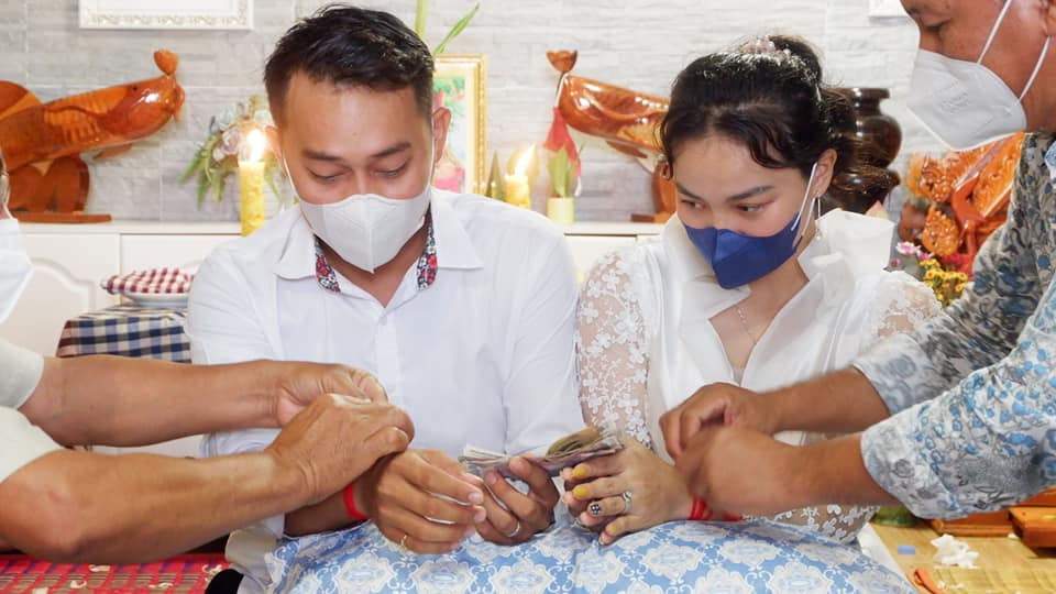 កូនស្រីលោក អេ ភូថង​ និងស្វាមី ក្នុងថ្ងៃរៀបការ
