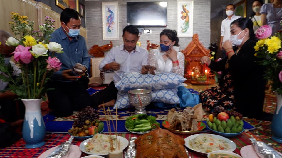 កូនស្រីលោក អេ ភូថង​ និងស្វាមី ក្នុងថ្ងៃរៀបការ