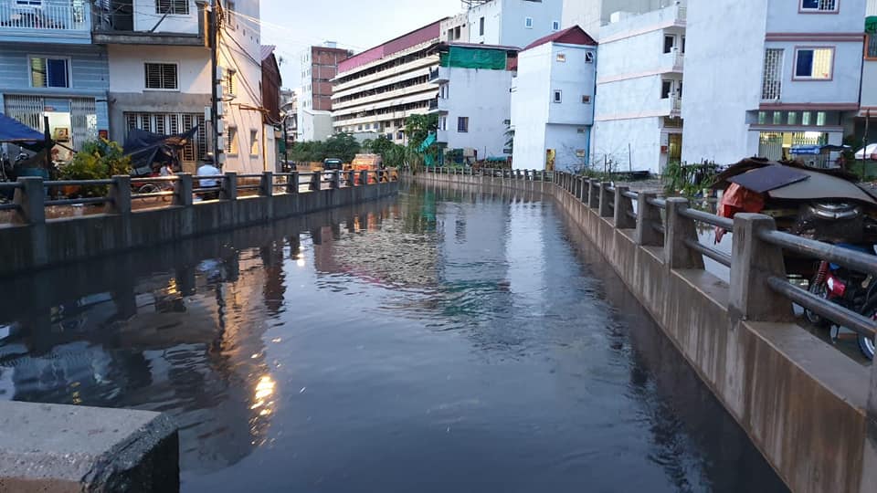 ទិដ្ឋភាពប្រឡាយទឹកស្ទឹងមានជ័យ