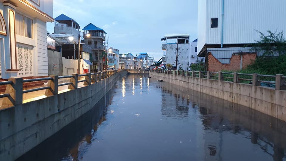 ទិដ្ឋភាពប្រឡាយទឹកស្ទឹងមានជ័យ