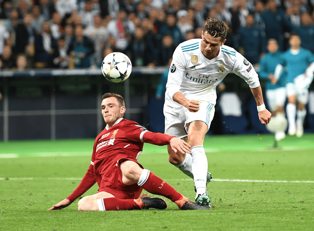 កីឡាករ Andy Robertson និង Cristiano Ronaldo