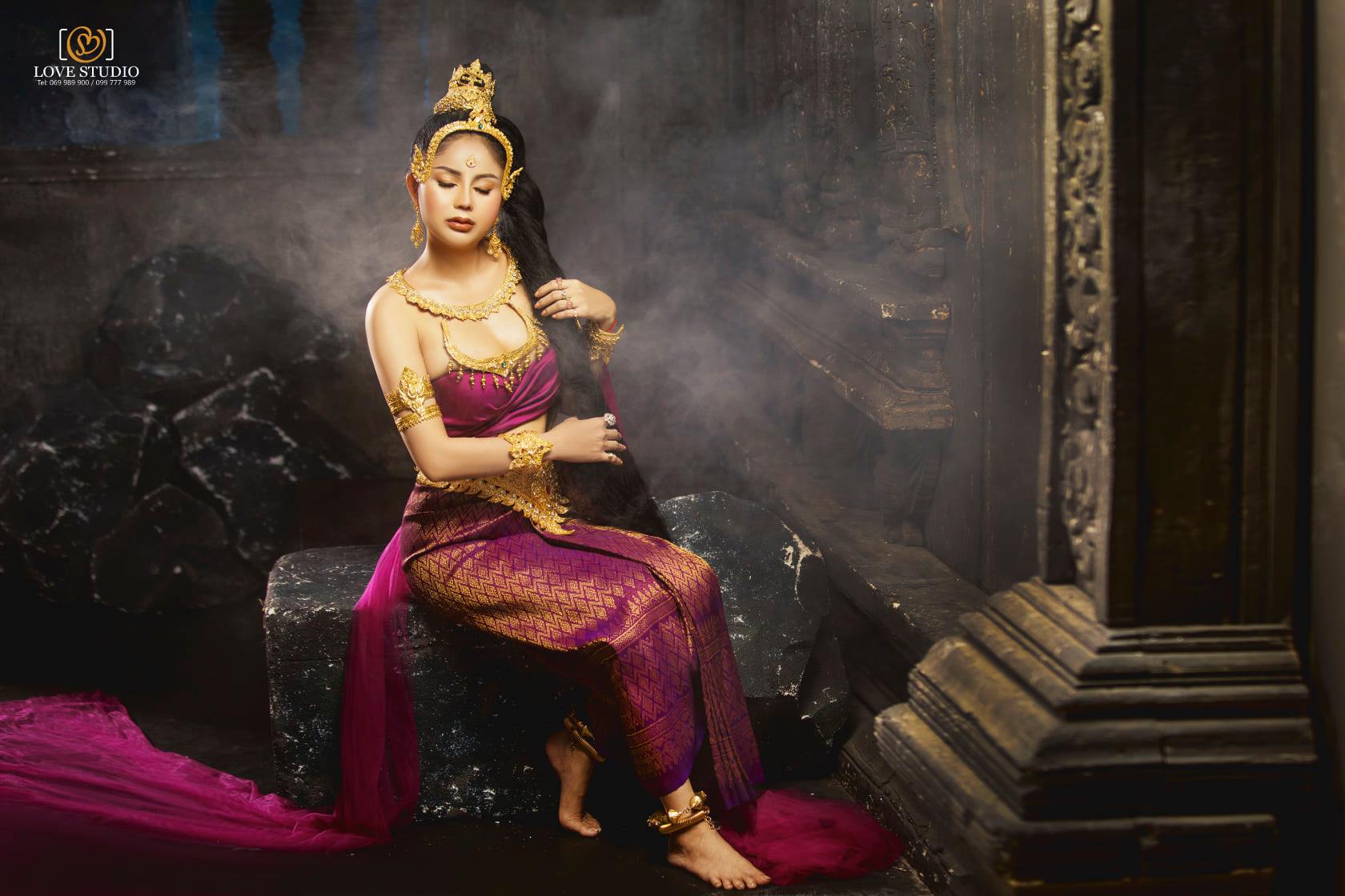 អាណារ៉ូស ពេលគ្រងឈុតបុរាណ