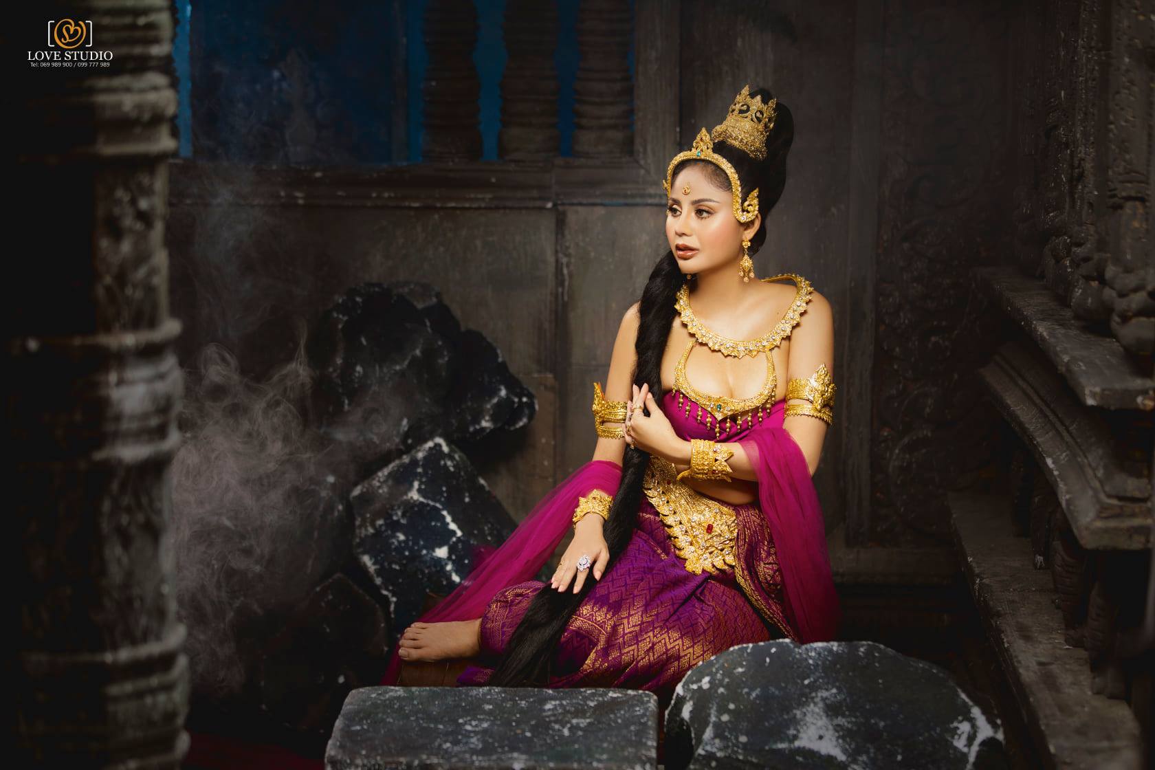 អាណារ៉ូស ពេលគ្រងឈុតបុរាណ