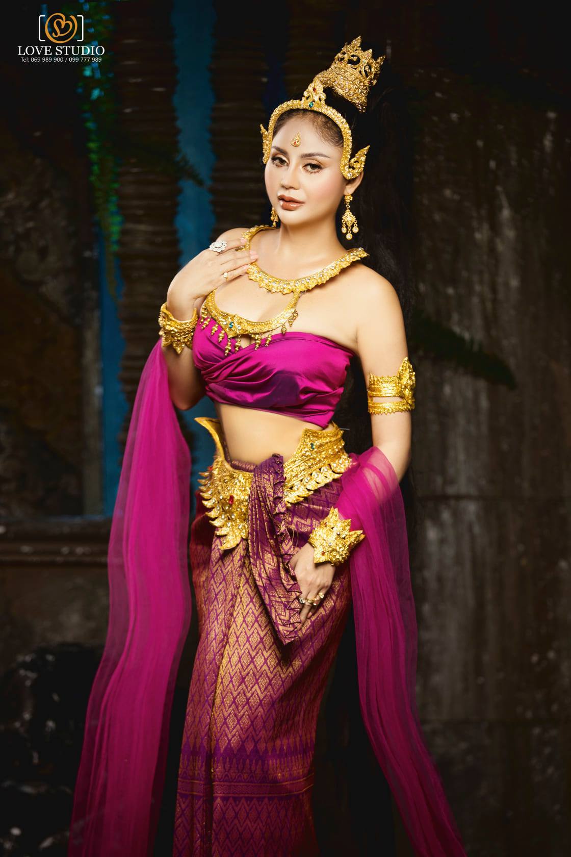 អាណារ៉ូស ពេលគ្រងឈុតបុរាណ