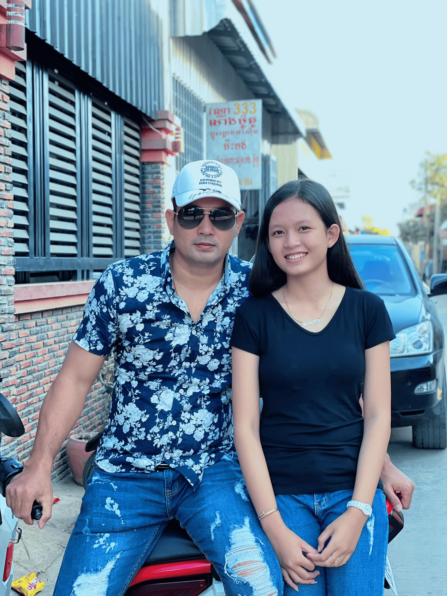 លោក យុន ឫទ្ធិយ៉ាន និងកូនស្រីបង